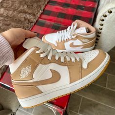 These Are Sooo Fresh But Sadly They're Slightly Small On Me :( Nike Discontinued The Bright White Mid Sole Version So These Are A Good Find!! Men's Size 8 / Women's Size 9.5 But Run A Little Small. Asking $160! White Jordan Shoes With Gum Sole And Round Toe, Brown Nikes, 2024 Shoes, Nike Jordan 1 Mid, Jordans 1, Nike Jordan 1, Size 8 Women, Air Jordan 1 Mid, Jordan 1 Mid