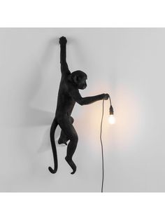 zwarte aap hanglamp seletti Family Monkey, Monkey Lamp, Hanging Lamp Design, Hanging Monkey, Monkey Wall, Black Lamps, Led Light Bulb, Hanging Lamp, Lamp Design