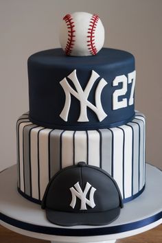 New York Yankees Cake for the Ultimate Baseball Fan Yankees Birthday Party Ideas, 26th Birthday Ideas For Him, 26 Birthday Ideas For Him, La Dodgers Birthday Cake, Ny Mets Birthday Cake, Yankees Birthday Party, Yankee Cakes Birthdays, Baseball Theme Cakes