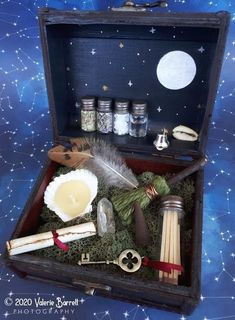 Witches Box Ideas, Witch Altar Box Diy, Altar Box Witchcraft, Spell Box Diy, Box Altar Ideas, Altar In A Box Ideas, Spell Box Witchcraft, Witchy Box Diy, Altar Box Ideas