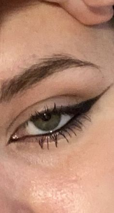 Inner Wing Eyeliner, Outlined Eyes, Maquillage On Fleek, Swag Makeup, Smink Inspiration, Best Eyeliner, Makijaż Smokey Eye, Edgy Makeup