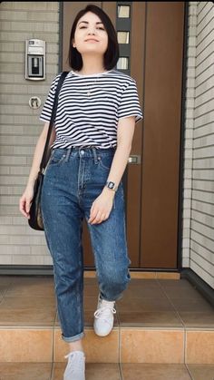 Mom Jeans Shirt Outfit, T Shirt And Mom Jeans Outfit, Jeans T-shirts, Mom Jeans And T Shirt Outfit, Mommy Jeans Outfit, Mon Jeans Outfits, Striped Tshirt Outfits, Look Mom Jeans, Mom Jeans Outfit Summer