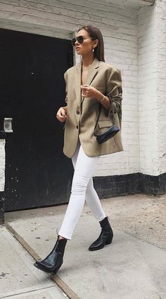 Witte Jeans Outfit, Beige Blazer Outfit, Western Boots Outfit, Minimalist Fashion Women, Tan Blazer, Blazer Outfit, Neutral Outfit, Neutral Fashion