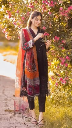 Chudidhar For College, Simple Kurta, Simple Kurta Designs, Simple Kurti Designs, Casual Indian Fashion, Pakistani Fashion Party Wear, Salwar Kamiz, Beautiful Pakistani Dresses, Trendy Dress Outfits