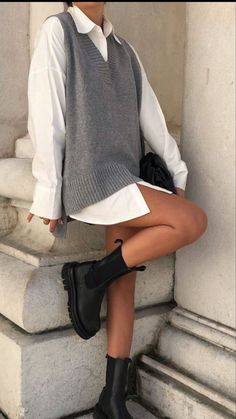 Gen Z Preppy Fashion, London Women Style, No Sleeve Turtleneck Outfit, Nyc Fall Outfits 2023, Minimal Aesthetic Outfits, Outfits Aesthetic Invierno, Milk Outfit, Pastel Lifestyle, Minimal Winter Outfit