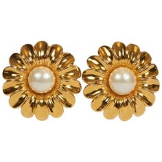 Chanel oversized and collectible daisy clip earrings with center faux made pearl. Come with original box. Anklet Designs, Chanel Earrings, Chanel Jewelry, Big Earrings, Clip Earrings, Gold Jewelry Fashion, Dust Cover, Vintage Chanel, Pearl Drop Earrings