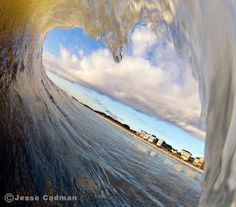 an image of a large wave in the ocean