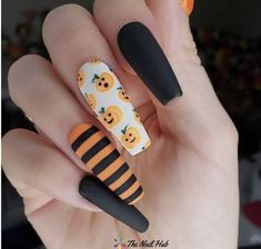 The best Halloween nail art easy, Halloween nail designs easy and cute Halloween nails: Orange and Black Halloween Nails! Are you after Halloween nails acrylic coffin that you could show your nail tech, simple Halloween nails, or perhaps more Halloween nail ideas, Halloween nails coffin or anything in between? If so, there’s plenty of Halloween nail designs acrylic and Halloween nails easy to choose from! #halloweennails #halloweennailart #halloweennaildesigns #acrylicnails #coffinnails Halloween Nail Art Easy, Unghie Nail Art, Halloween Pins, Halloween Nail Designs, Halloween Nail, Creepy Halloween, Halloween Nail Art