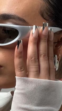 A classic French manicure with chrome-finished tips for a glamorous glint. Milky Nails, Short Square Nails, French Tip Acrylic Nails, Pearl Nails, Gem Nails, Glam Nails, Silver Nails, Dipped Nails