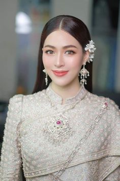 Thai Wedding Hairstyles, Thai Hairstyle, Thailand Wedding Dress, Jewelry For Bridesmaids, Bride Makeup Natural, Asian Wedding Makeup, Hidden Hair Color, Thailand Traditional, Hairstyles For Gowns