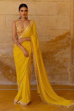 Arpita Mehta, Haldi Outfits, Saree Wearing, Saree Wearing Styles, Saree Draping Styles, Scallop Border, Fashionable Saree Blouse Designs, Shilpa Shetty, Border Saree