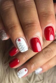 Get in the festive spirit with these creative short Christmas nails designs! From cute glitter nails to simple classy nail art ideas, we have you covered. Makijaż Smokey Eye, White Nail Polish, Cute Gel Nails, Christmas Nails Acrylic, White Nail, Xmas Nails, Dipped Nails, Christmas Nail