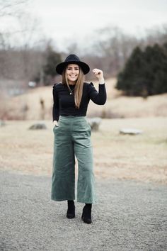 Wide Leg Cropped Pants Outfits Winter, Wide Leg Cropped Pants With Boots, Ankle Pants With Boots, Cropped Pants Outfit Winter, Wide Leg Pants Outfit Fall, Cropped Pants Winter, Ankle Jeans Outfit