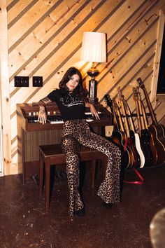 Rock'n'Roller | pretty-attitude.com Glam Rock Style, Rocker Chic Style, Rocker Outfit, Chique Outfit, 70s Inspired Fashion, Leopard Print Pants, Rock Outfit, Pastel Outfit, Rock Outfits