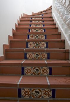 the stairs are decorated with colorful tiles