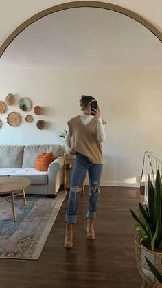 Thanksgiving Outfits Cold Weather, Fall Style Inspo 2024, Fall Casual Mom Outfits, Boutique Worker Outfit, Savannah Georgia Fall Outfits, Flowy Fall Outfits, Fall Park Outfits, Sweatervest Aesthetic Outfit Fall, It Girl Fall Outfit