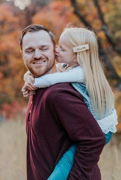 Two People Posing, Father Daughter Poses, Father Daughter Pictures, Father Daughter Photos, Daughter Photo Ideas, Father Daughter Photography, Extended Family Photos, Cute Family Photos, Family Photoshoot Poses