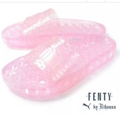 Brand New In The Original Box With Shoe Bag. Puma And Rihanna Are Back With A New Collabo, They Are Introducing You The “Jelly Slides”. The Jelly Slide Features A Puma Logo On A Textured, All Over Jelly Strap And A Whimsical Diamond Pattern Outsole. Fenty X Puma Shoes, Rihanna Slides, Puma Sandals, Puma X Fenty, Coach Flip Flops, Puma Fenty, Jelly Slides, Custom Shoes Diy, Pink Slides