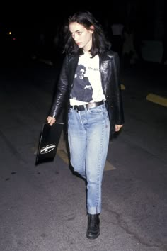 Hollywood 90s Fashion, 90s Celeb Street Style, 90s Hollywood Outfit, 90s Grunge Authentic, 80s Women Rock Fashion, 80s Actresses Style, Rocker Fashion Womens, Classic Fashion Aesthetic, 90s Grunge Womens Fashion