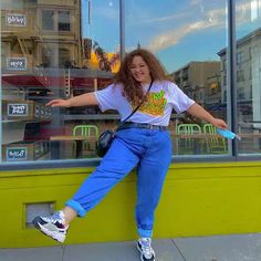 Midsized Girls Aesthetic, Mom Jeans Plus Size Outfit, Plus Size Mom Jeans Outfit, Chunky Girl Outfits, Mom Jeans Plus Size, 90s Fashion Plus Size, Plus Size Mom Jeans, Chunky Girls, Plus Size Mom