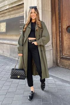 Foto: kateehutchins - Ideias de office look. Ideias de looks estilosos para ir ao trabalho. Confira nosso artigo com ideias de combinações de trabalho como esta com look preto com sobretudo verde militar. Olive Parka Outfit, Army Green Trench Coat, Green Coat Outfit, Olive Trench Coat, Parka Outfit, Trench Outfit, Khakis Outfit, Winter Coat Outfits, Green Trench Coat