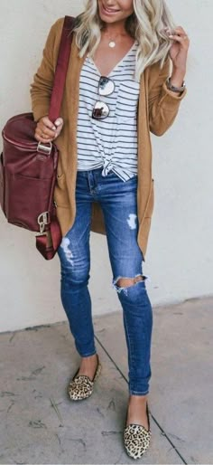 Ripped Jeans Outfit, Fall Trends Outfits, Leopard Print Shoes, Outfits Dress, Cooler Look, Fall Winter Wardrobe, Cardigan Outfits, Mom Fashion, Teacher Outfits