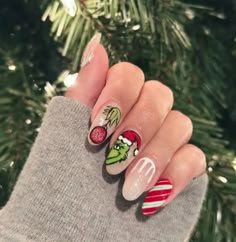 Christmas is a time of joy, warmth, and togetherness. While we decorate our homes and dress up for the season, why not add some holiday cheer to your nails as well? Simple Christmas nails are an easy and fun way to show off your festive spirit. Whether you’re getting ready for a cozy family gathering or a stylish office party, simple Christmas nails can be the perfect accessory. Grinch Almond Nails, Christmas Harry Potter Nails, Christmas Movie Nails, Grinch Nails Acrylic, Grinch Nails Designs, Grinch Nails, Xmas Nail Designs, Nail Art Noel