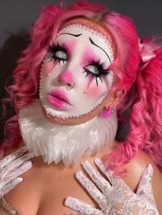 halloween clown makeup: pink circus clown Clown Makeup Inspo Easy, Pink And White Clown Makeup, Ice Cream Clown Makeup, Feminine Clown Costume, Killer Clown Costume Ideas, Halloween White Face Makeup, Peirot Clown, Cake Clown Makeup, Barbie Clown Makeup