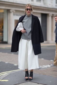 gauchos-white-with-black-overcoat London Street Style Spring, How To Wear Culottes, Casual Chic Outfits, Black And White Outfit, London Fashion Weeks, Top Street Style, Fashion Articles, White Outfit