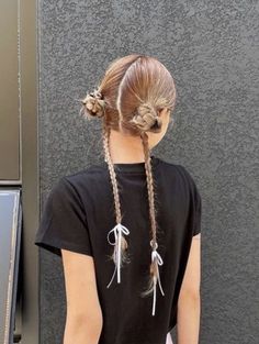 Cute Banana Clip Hairstyles, Space Buns Butterfly Clips, Uncanny Aesthetic, Artsy Hairstyle, Japanese Hair Styles, Hair Ribbons Hairstyles, Sweet Hairstyles, Hair Arrange, Ribbon Hairstyle