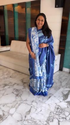 Dolly Jain Blouse Design, Over Coats On Kurtis, Blue Saree Contrast Blouse, Dolly Jain Saree Draping, Sari Draping, Sarees With Contrast Blouse, Dolly Jain, Draping Styles, Saree Wearing Styles