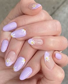 Lilac Nails With Flowers, Lavender Summer Nails, Purple Daisy Nails, Paznokcie Hello Kitty, Uñas Aesthetic, Kutek Disney, Lilac Nails, Lavender Nails