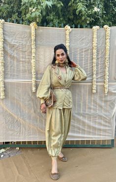 Indo Western Cape Outfits, Indowestern Coord Set, Indian Coord Set, Indian Bridesmaid Outfits, Wedding Outfits Indian, Bridesmaid Outfits, Wedding Wardrobe, Tandoori Masala, Simple Sarees