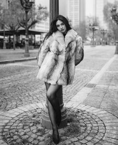 Fur Coat Picture Ideas, Mink Coat Photoshoot, Fur Coat Photography, Fur Coat Editorial, Fur Jacket Photoshoot, Coat Photoshoot Ideas, Fur Coat Photoshoot, Winter Portraits Photography, Winter Shoot