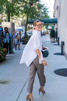 White oversized                                                                                                                                                                                 More Estilo Olivia Palermo, Style Désinvolte Chic, Mode Tips, Olivia Palermo Style, Olivia Palermo