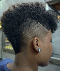 Natural Hair Mohawk, Natural Haircuts, Sleek Short Hair, Shaved Hair Cuts, Mohawk Styles, Shaved Side Hairstyles, Tapered Natural Hair