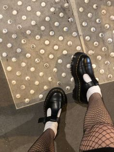 Bethan Shoes Outfit, Dollette Shoes, Academia Aesthetic Outfit, Dr Martens Style, Fairy Shoes, Outfit Primavera, Mommy Style, Socks And Sandals