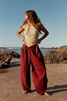 Free People Clothing Aesthetic, Fantasy Summer Outfits, Linen Pants Styling, Fire Style Root Outfits, Free People Fits, Boho Lounge Outfit, Free Style Outfit, Boho Fashion Aesthetic, Peru Outfits