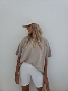 Casual College Outfit, Beachy Home Decor, Beachy Home, College Outfit, Boho Beachy, Beachy Boho, Boost Your Confidence, Neutral Outfit