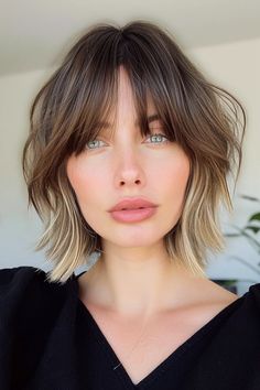 Fransiger Bob mit Pony: 53+ charmante Styles - hairtastic.de Short Hair Heavy Bangs, Debbie Harry Hair Bob, Choppy Bob Bangs, French Bob With Bangs Blonde, Cowgirl Bob Haircut, Emma Stone Bob, Wispy Bangs Bob, Wavy Bob With Curtain Bangs, French Bob With Fringe