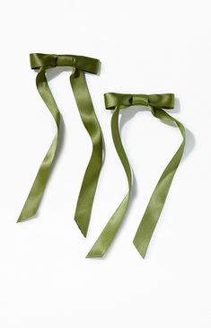 Add a touch of chic elegance to your hairstyle with the LA Hearts 2 Pack Satin Bow Hair Clips. These versatile clips feature luxurious satin bows that effortlessly elevate your look, making them perfect for both everyday wear and special occasions.


	Set of two
	Satin bows
	Clip closure Green Bow Hairstyle, Adjustable Solid Satin Bow, Classic Green Bow, Strawberry Shortcake Costume, Green Bow Hair Clip, High Heel Rain Boots, Bow Hairstyle, Green Accessories, Hair Ribbons