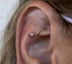 an ear with a single diamond in the middle and a small star at the top