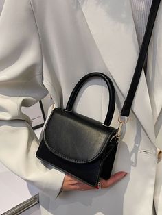 Luxury Black Mini Bag, Small Black Purse Outfit, Small Bags Outfit, Black Bags Women, Black Bags Aesthetic, Mini Bags Outfit, Black Purse Aesthetic, Everyday Bags For Women, Black Bag Aesthetic