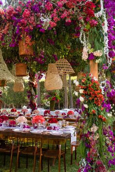 Adornos de lamparas de ratán para bautizo en el campo Summer Soiree Wedding, Asian Wedding Guest, Soiree Wedding, Mamma Mia Wedding, Standing Signage, Wildflower Wedding Theme, Dream Wedding Reception, Dream Wedding Decorations, Romantic Wedding Decor