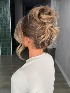 Updo With Curtain Bangs, High Bun Updo, Bridemaids Hairstyles, Night Hair, Messy Updo