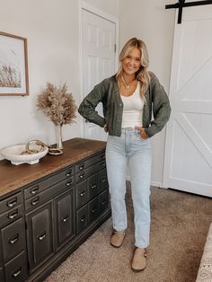 Outfits With Burkin Stocks, Fall Inspo Outfits Casual, Collage Outfits Casual Summer, Birkenstock Style Outfit, Cute Fall Casual Outfits, Fall Outfits Birkenstocks, Jeans With Birkenstocks Outfit, Fall Outfits Women Jeans, Fall Tank Top Outfits