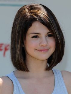 Selena Gomez Short Hair, Bob Haircut For Girls, Cute Bob Haircuts, Medium Bob, Hair And Makeup Tips, Cute Haircuts, Girl Haircut