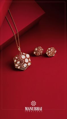 Infuse a touch of opulence into your ensemble! Our captivating Polki pendant and chain set, featuring an intricate hexagon-shaped design, is a beloved accessory that seamlessly merges tradition with contemporary charm. This set effortlessly complements both traditional and fusion wear. Discover the charm of our Polki pendant sets at our stores in Borivali and Thane, and adorn yourself with a timeless symbol of sophistication! Pendant Sets Indian Gold, Polki Chain, Polki Pendant, Trending Jewellery, Diamond Pendant Jewelry, Fusion Wear, Kundan Jewellery Bridal, Neck Pieces Jewelry, Creative Jewelry Photography