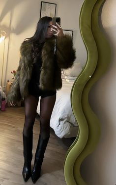 Fur Coat Outfit Dressy, Ootd Frio, New Years Outfits, Nye 2025, Christmas Dinner Outfit, Apres Ski Outfits, Rat And Boa, Christmas Outfit Ideas, Classy Fits