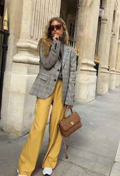 Stylish Spring Outfit, Chique Outfits, Yellow Pants, Work Outfits Women, Outfits Women